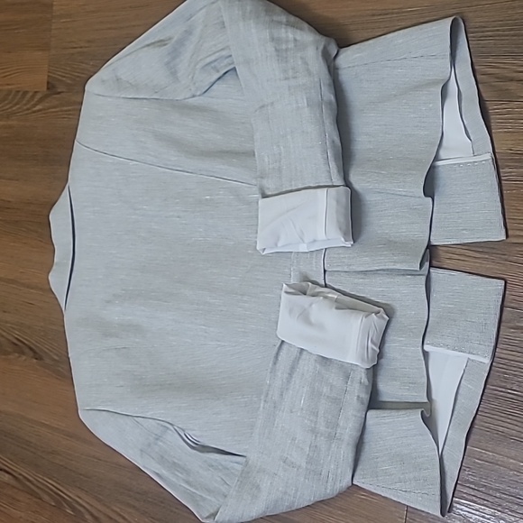 Elie Tahari‎ Light Gray Textured Blazer for women  used  exelent  condition. - Picture 10 of 13